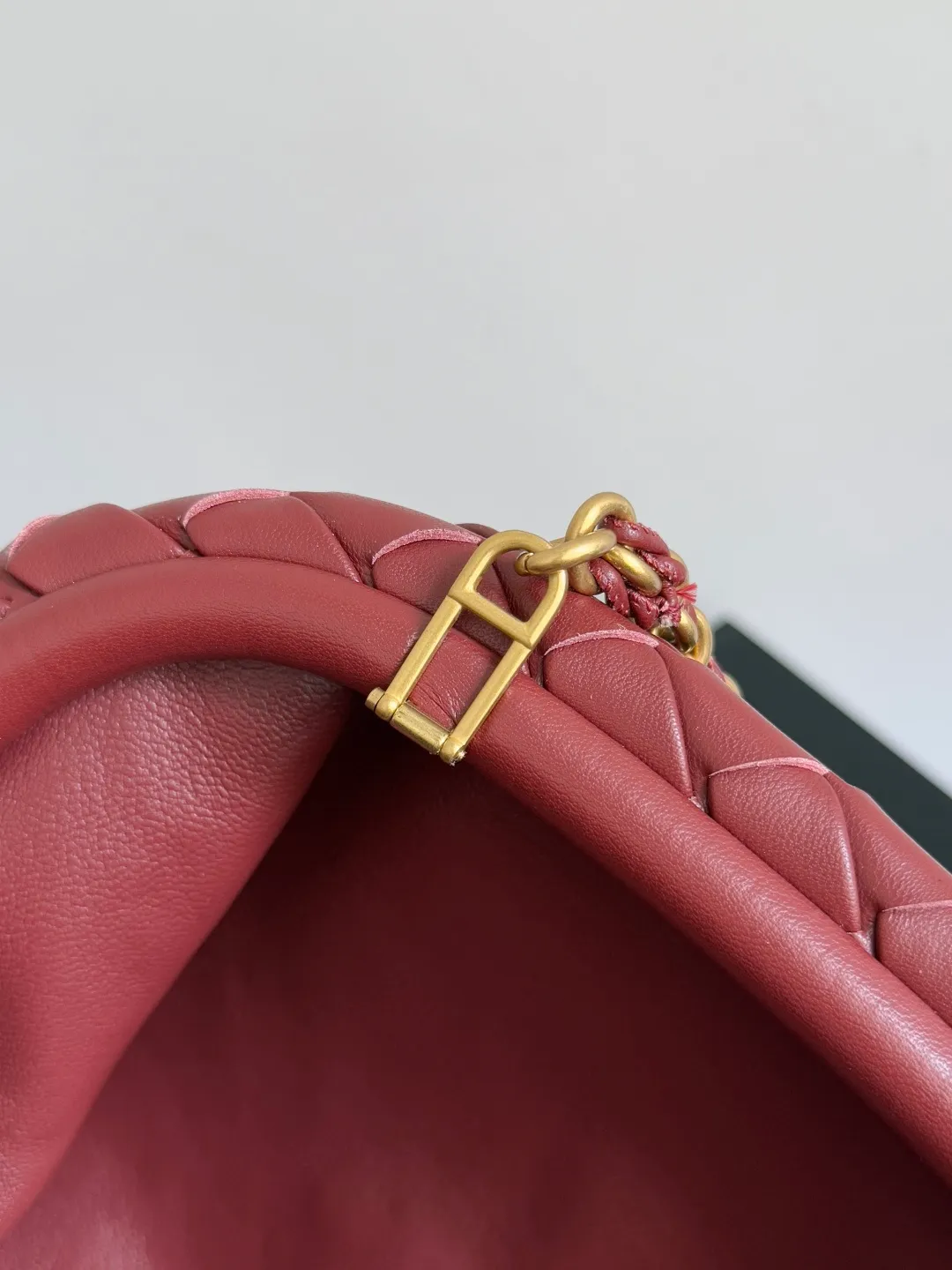 Batch 2260 BOTTEGA VENETA Lady's LAUREN CLUTCH Chain Clutch was inspired by 40 years ago. It is a perfect fusion of classic and modern bags. It is effortless and fashionable for any occasion and at any time. The newly added detachable metal chain allows people to have more ways to carry it. It is grand and elegant. Style No.: 785807 Size: 31.5*16.5*11cm